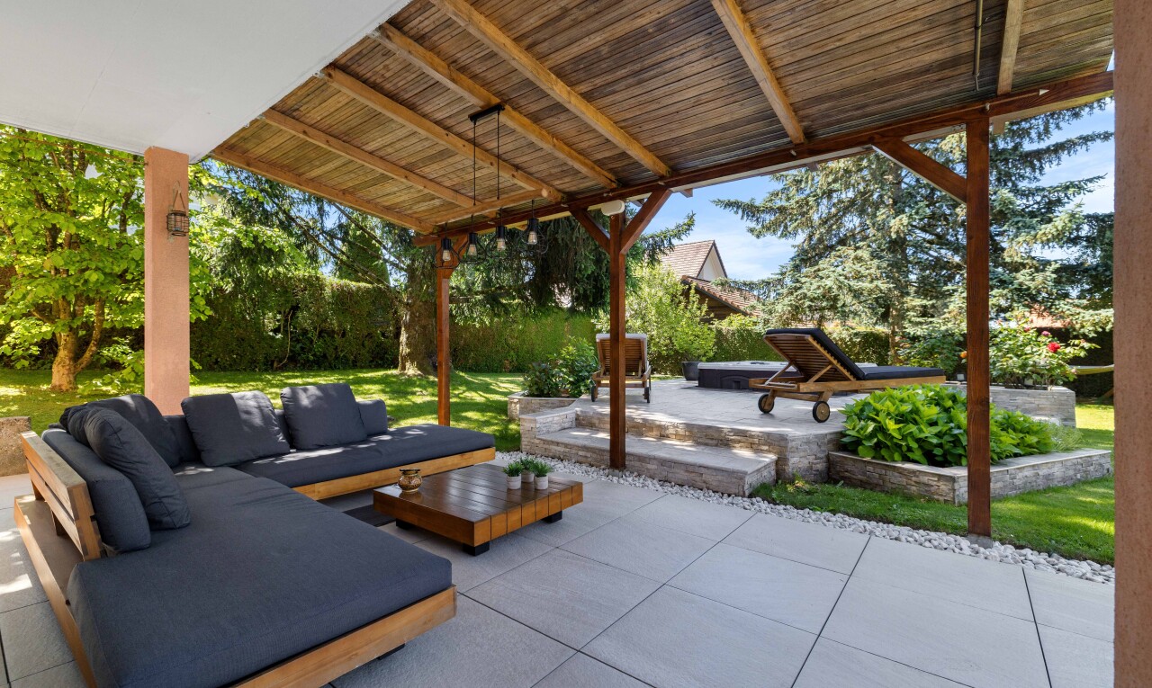 terrasse avec terrasse, from property, espace de vie extérieur, et day time