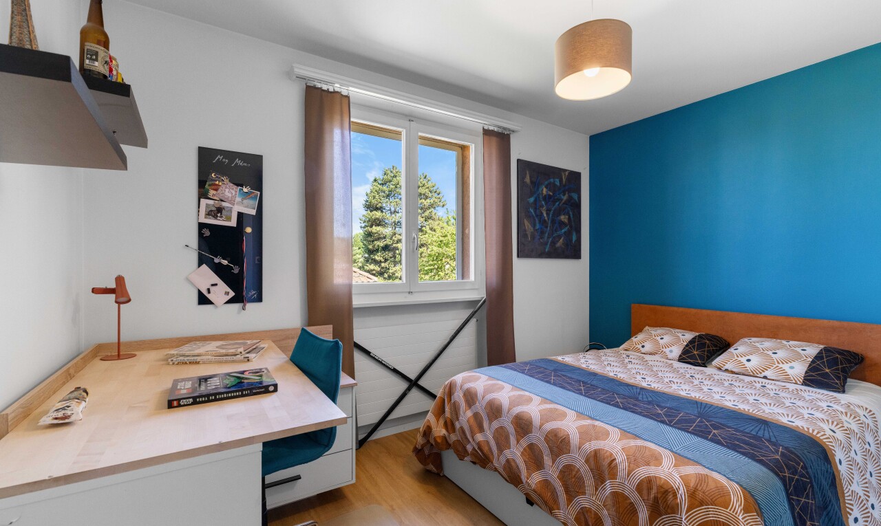chambre avec day time, cloison sèche, drywall, lumière naturelle, et natural light