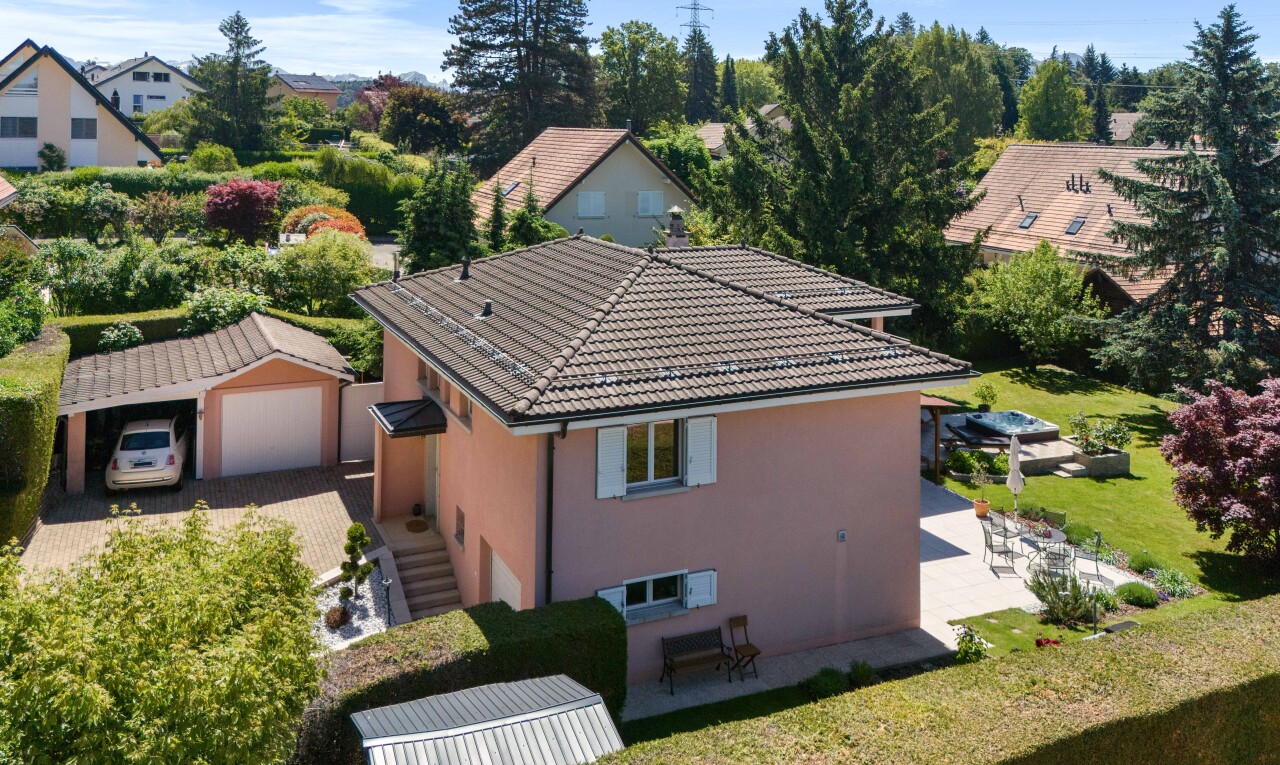 façade avec drone view, terrasse, day time, toit en tuiles, et bardage en stuc