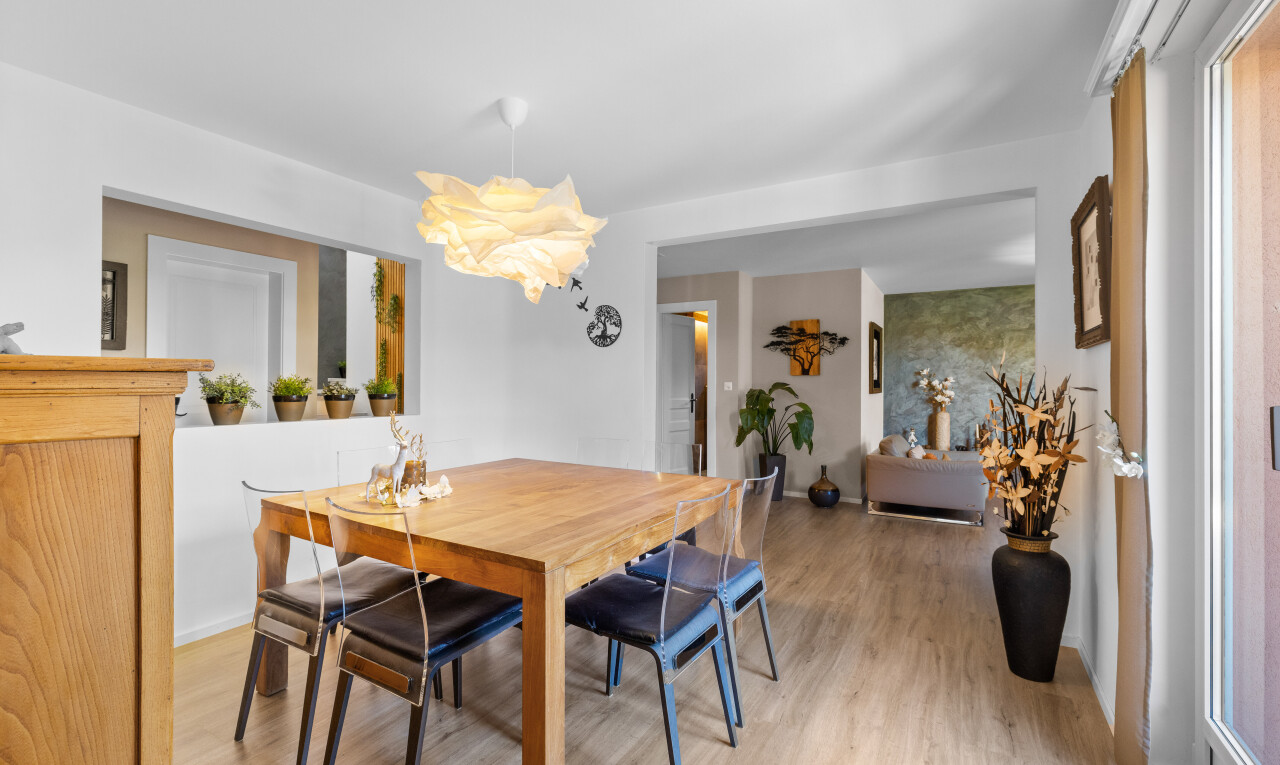 salle à manger avec inside property, wood finish floor, sol en finition bois, drywall, et cloison sèche