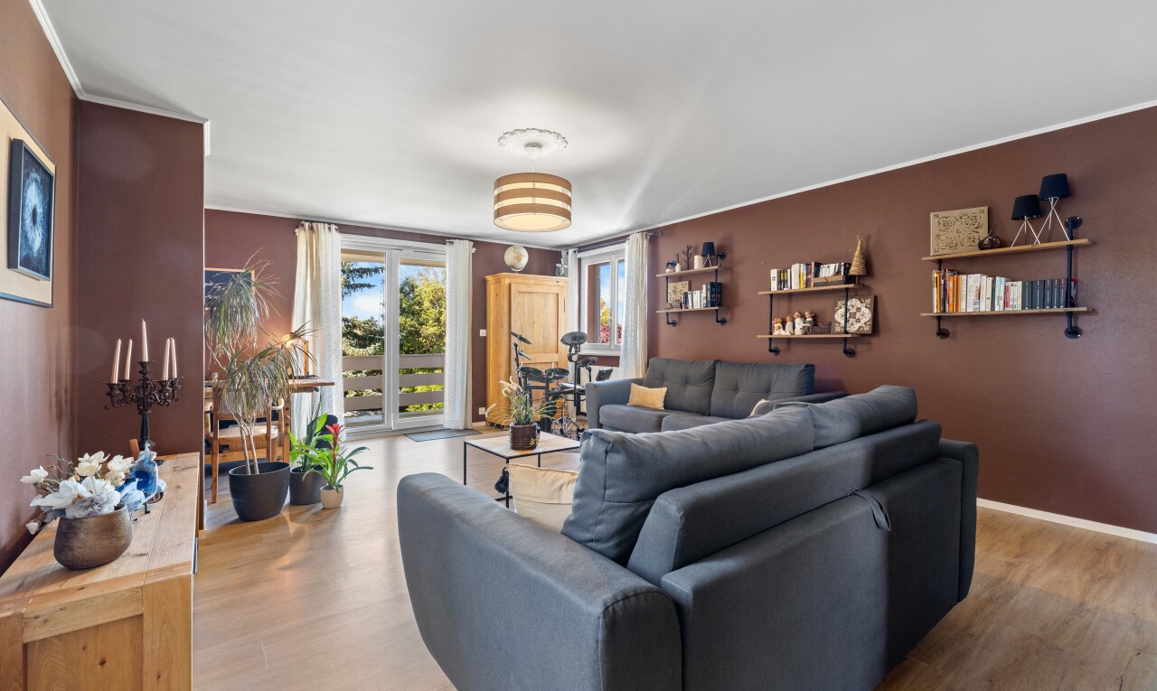 salon avec natural light, lumière naturelle, inside property, wood finish floor, et sol en finition bois