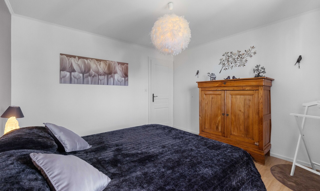chambre avec cloison sèche, drywall, inside property, sol en finition bois, et wood finish floor