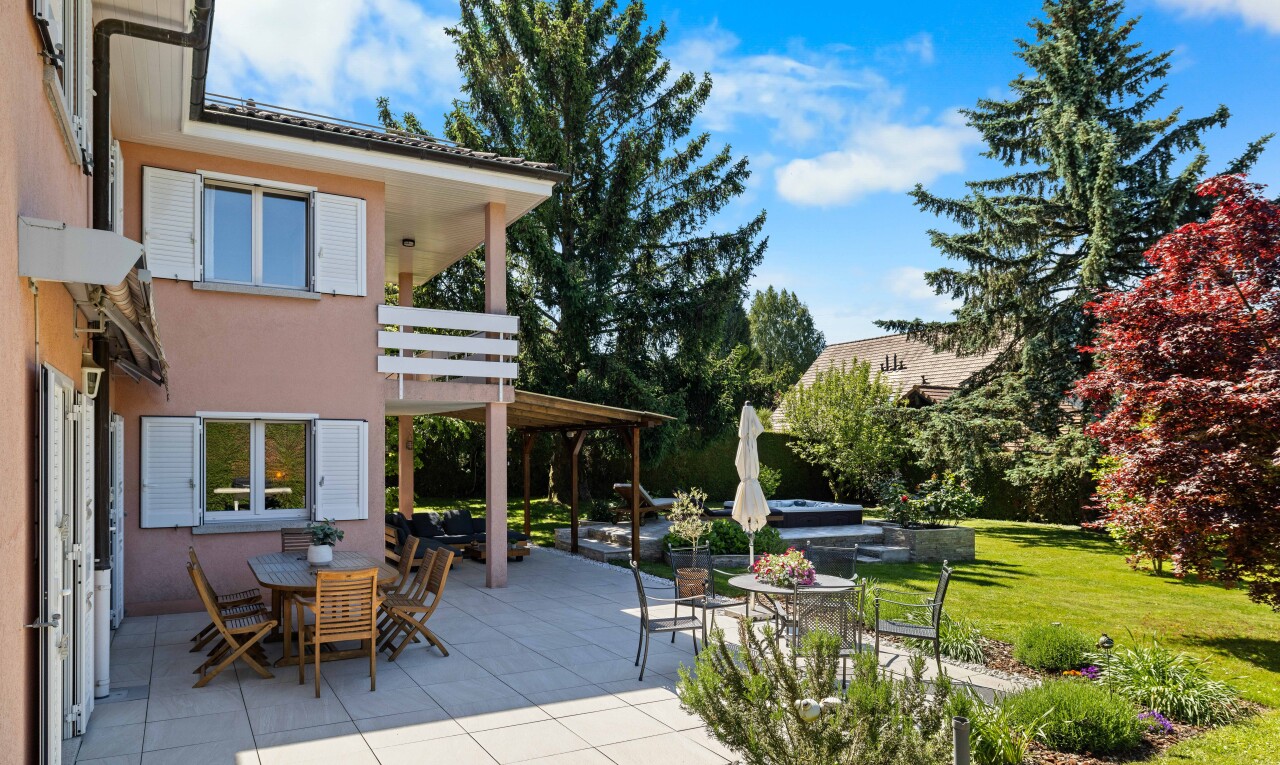terrasse avec balcon, day time, pelouse, et terrasse
