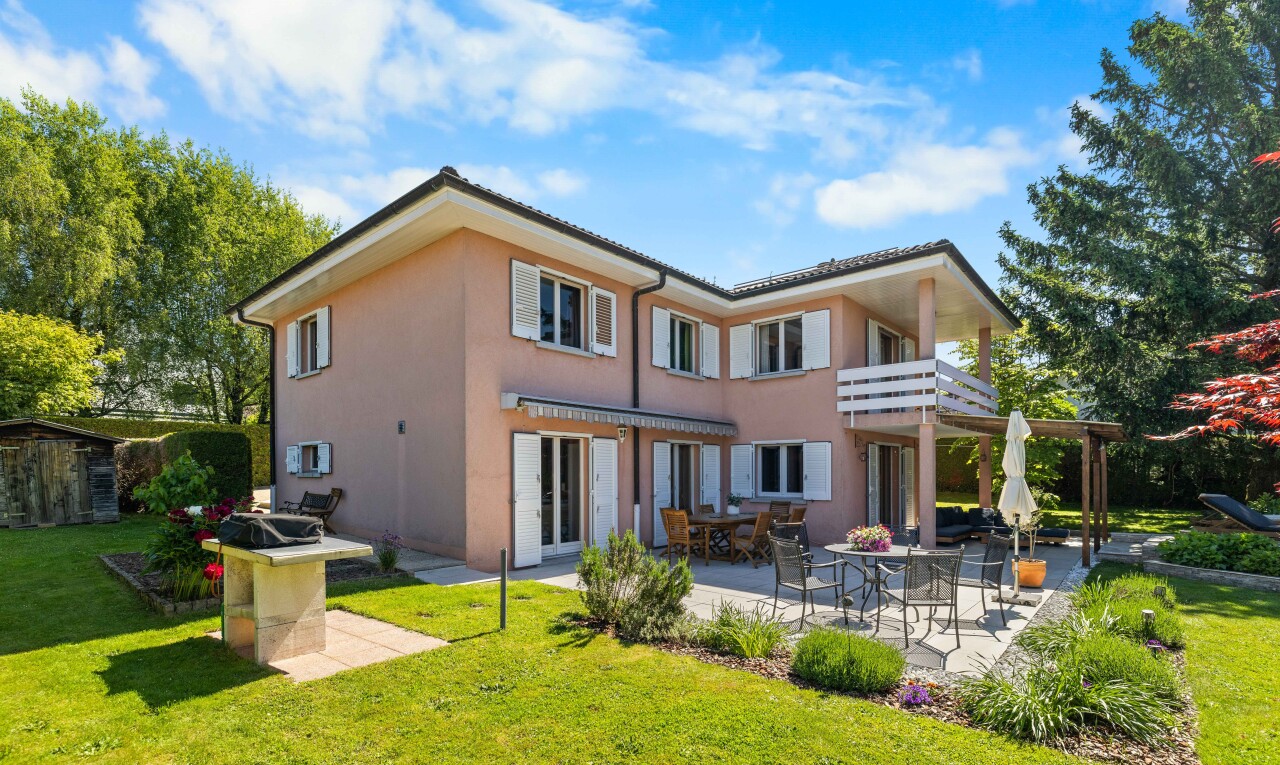 façade avec terrasse, balcon, day time, property visible, et pelouse