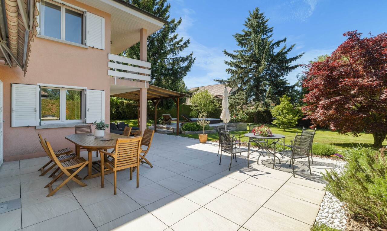 terrasse avec coin repas extérieur, terrasse, day time, et balcon
