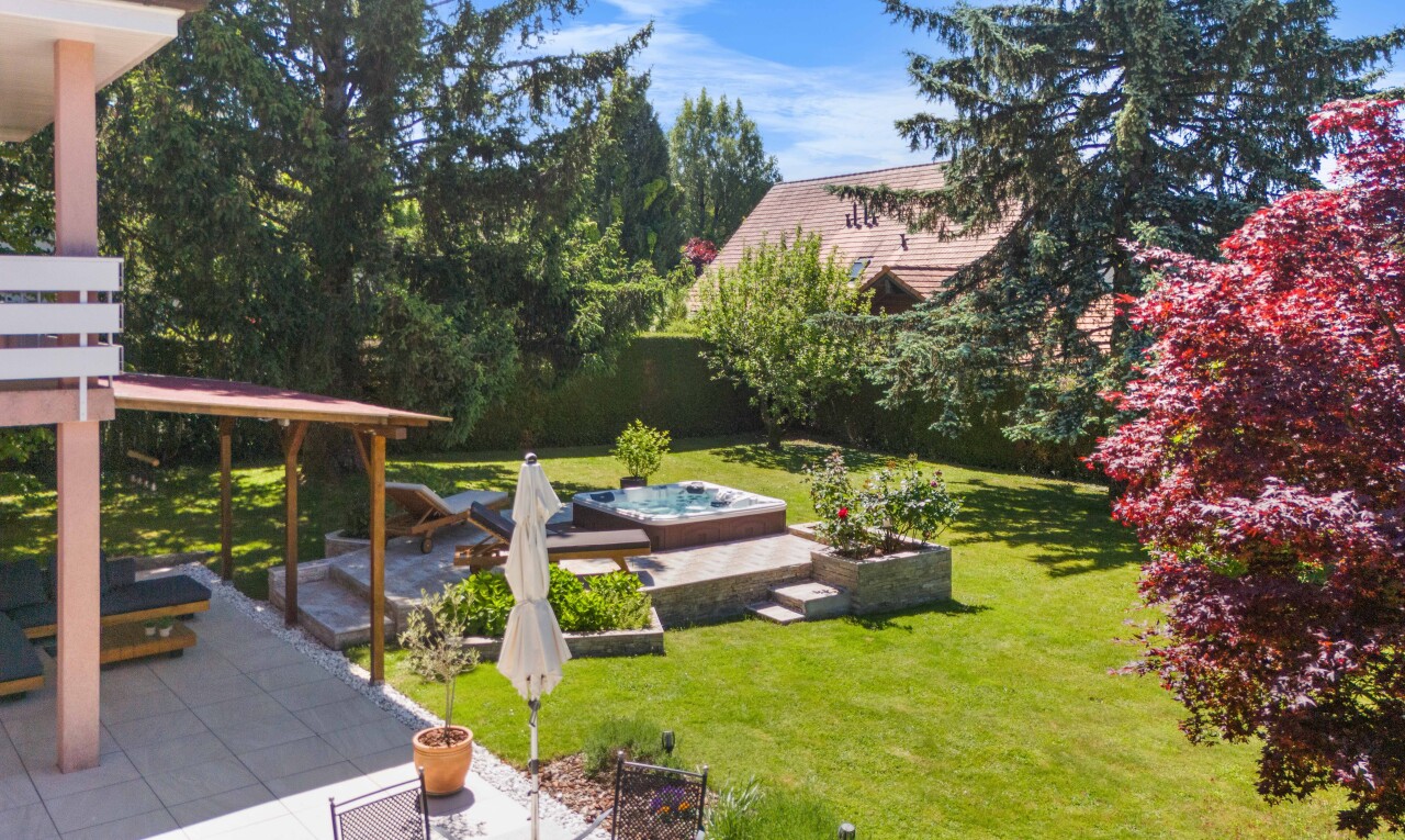 jardin avec terrasse, pelouse, day time, clôture, et jardin