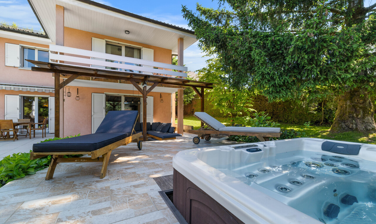 terrasse avec balcon, bain à remous, terrasse, property visible, et day time