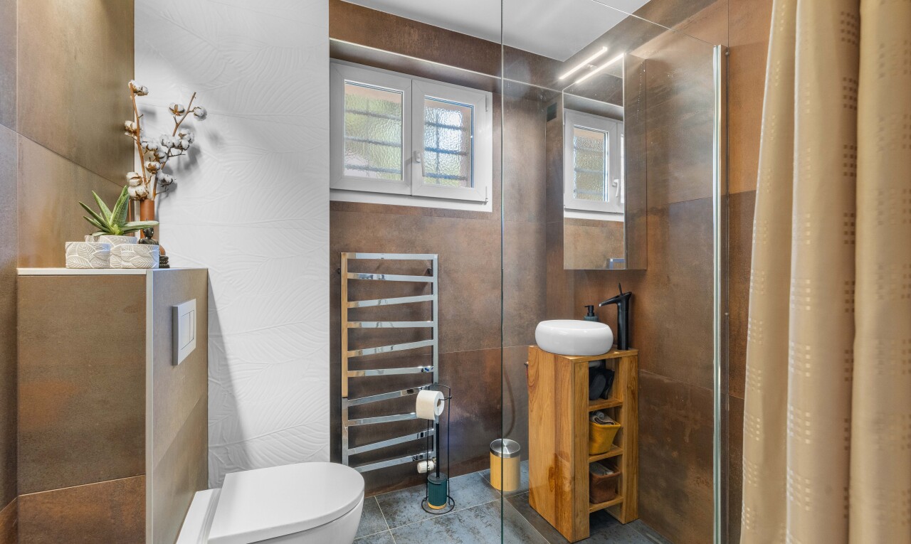 salle de bains avec natural light, lumière naturelle, salle de bain complète, toilette, et radiateur