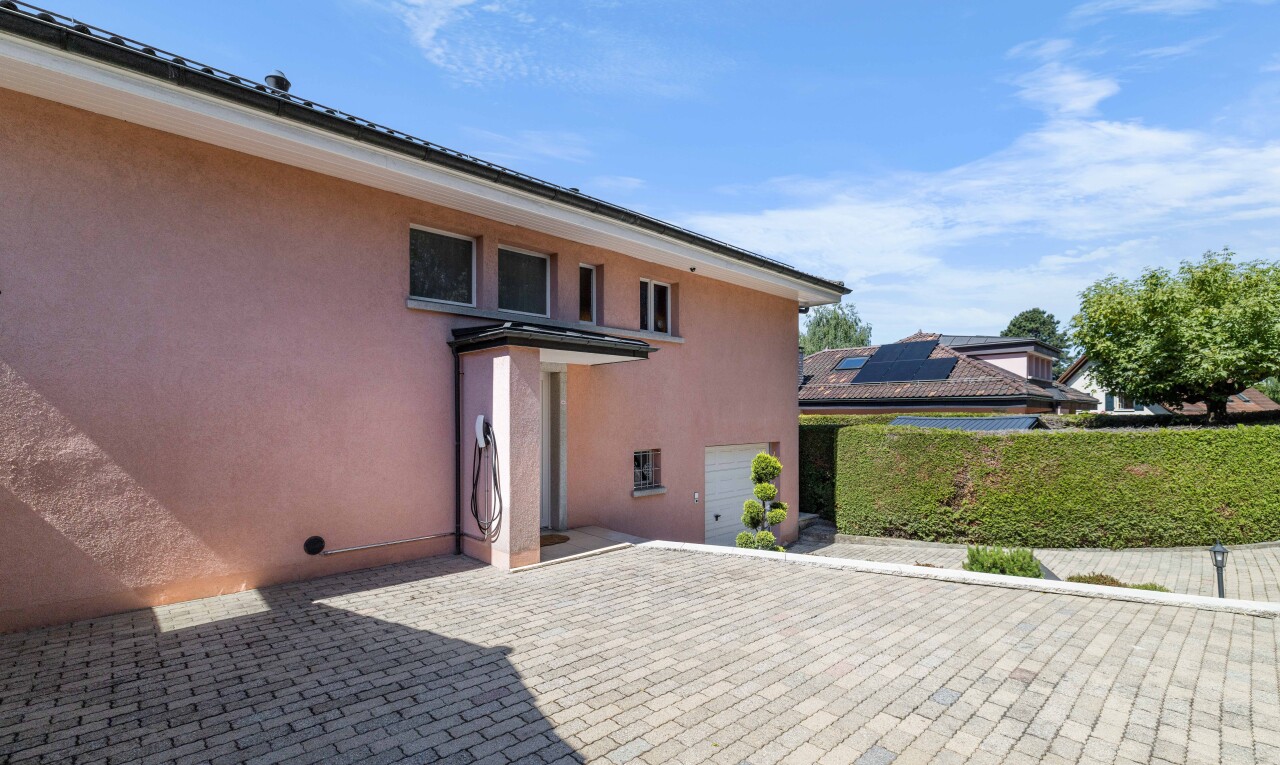 terrasse avec day time, property visible, et clôture