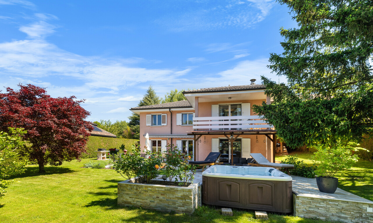 façade avec bain à remous, terrasse, pelouse, day time, et property visible