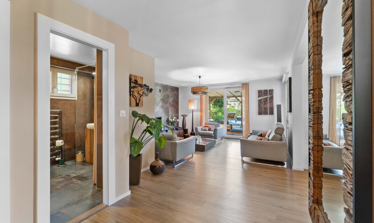 salon avec inside property, sol en finition bois, wood finish floor, lumière naturelle, et natural light