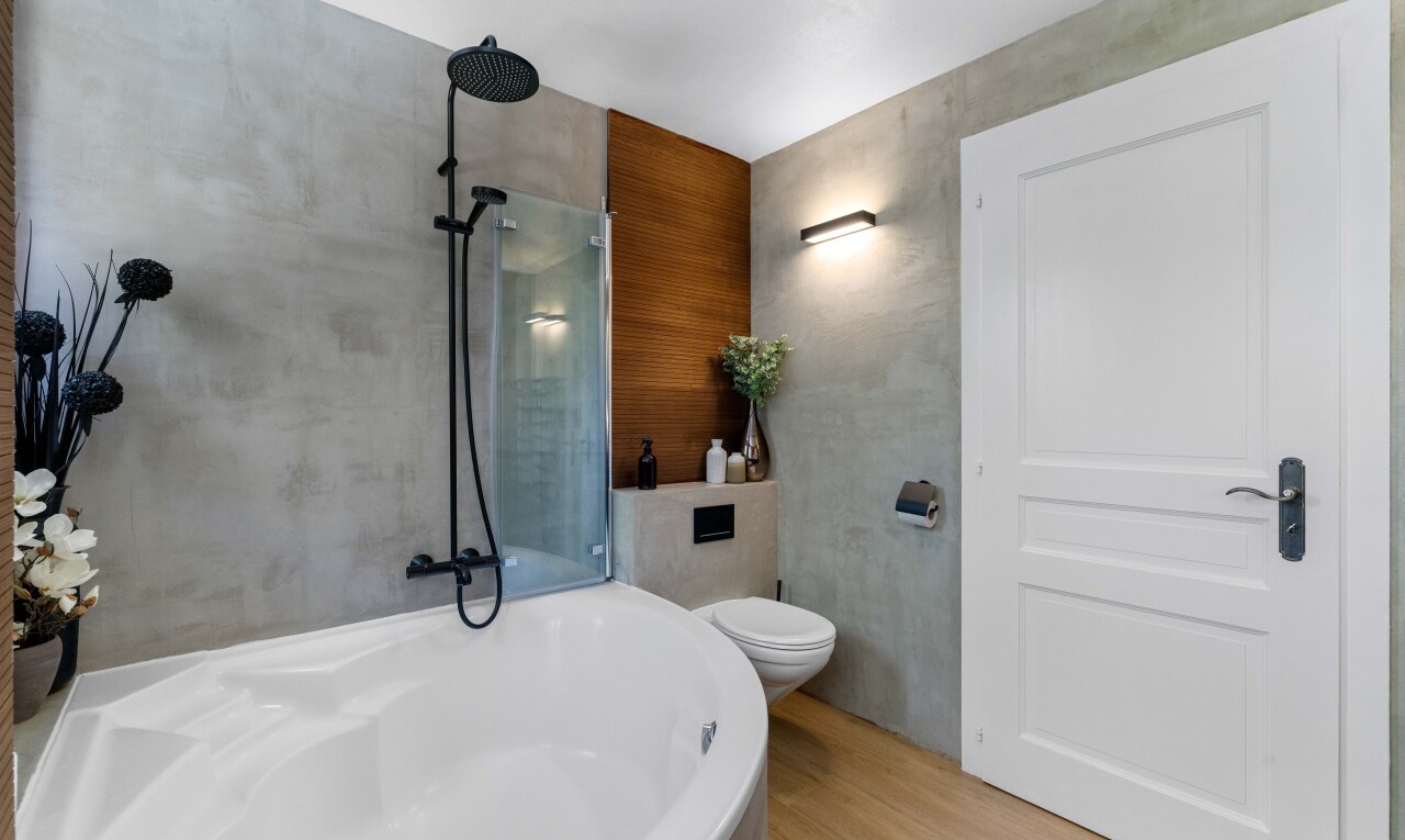 salle de bains avec salle de bain complète, sol en finition bois, wood finish floor, inside property, et toilette
