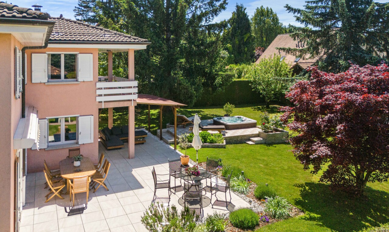 jardin avec pelouse, terrasse, day time, balcon, et coin repas extérieur