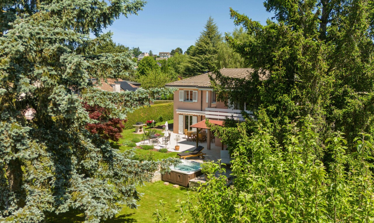 jardin avec terrasse, property visible, bain à remous, day time, et pelouse