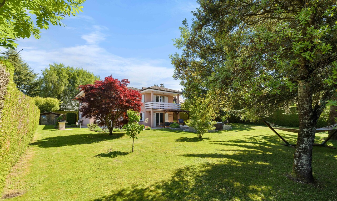 jardin avec pelouse, day time, property visible, et balcon