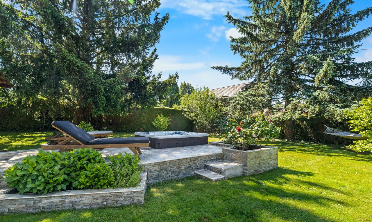 jardin avec terrasse, pelouse, day time, et from property