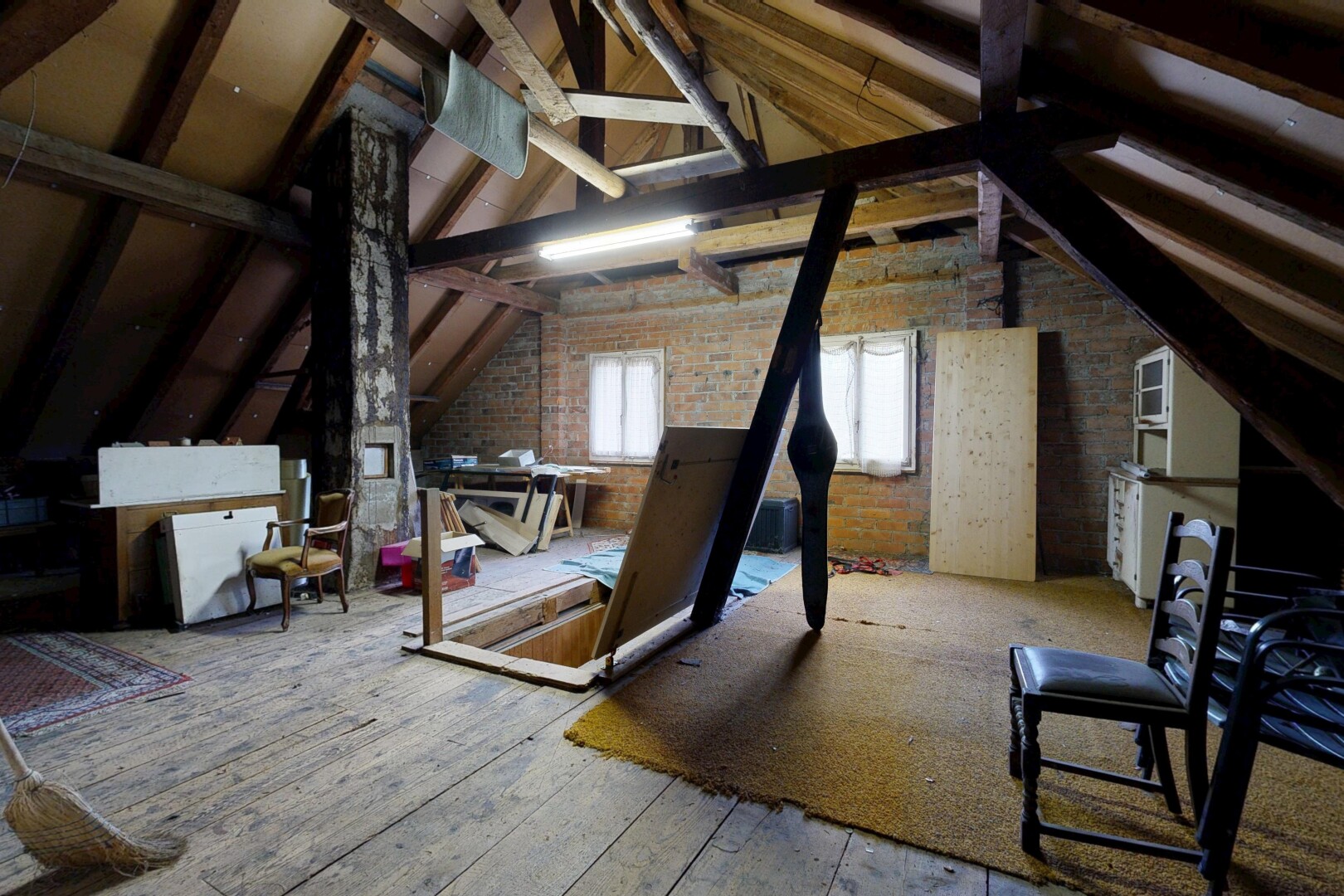 espace intérieur avec natural light, lumière naturelle, cathedral ceiling, plafond cathédrale, et vaulted ceiling