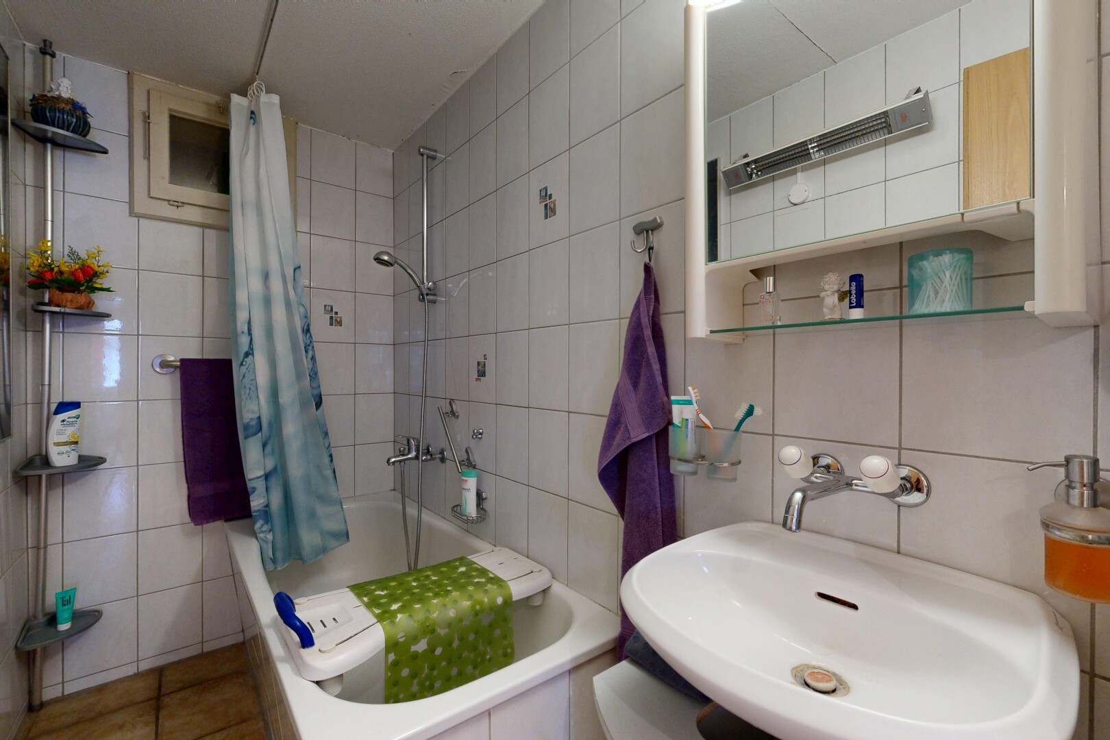 salle de bains avec mur en carrelage, tile wall, inside property, salle de bain complète, et évier