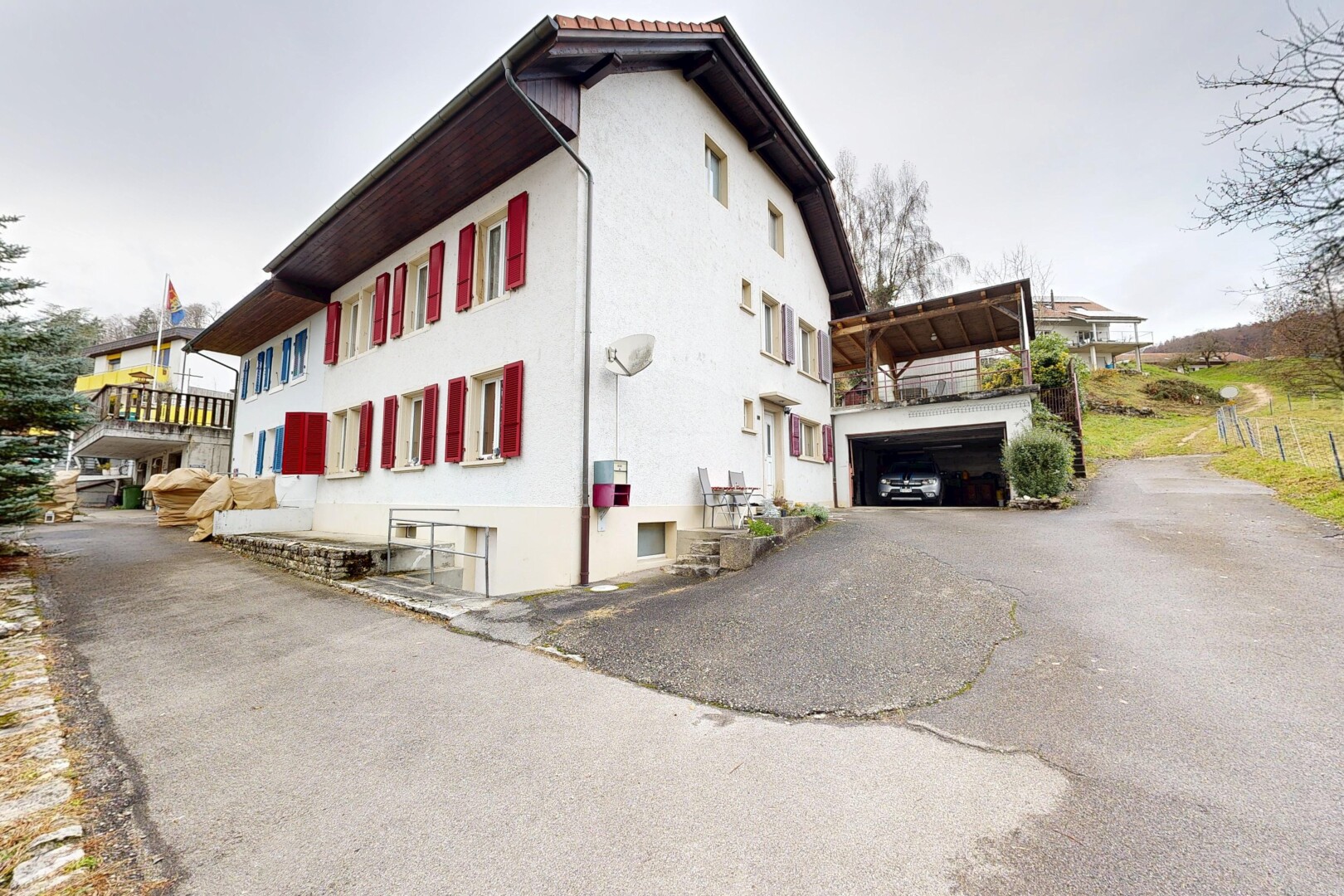 façade avec property visible, overcast, bardage en stuc, allée, et garage