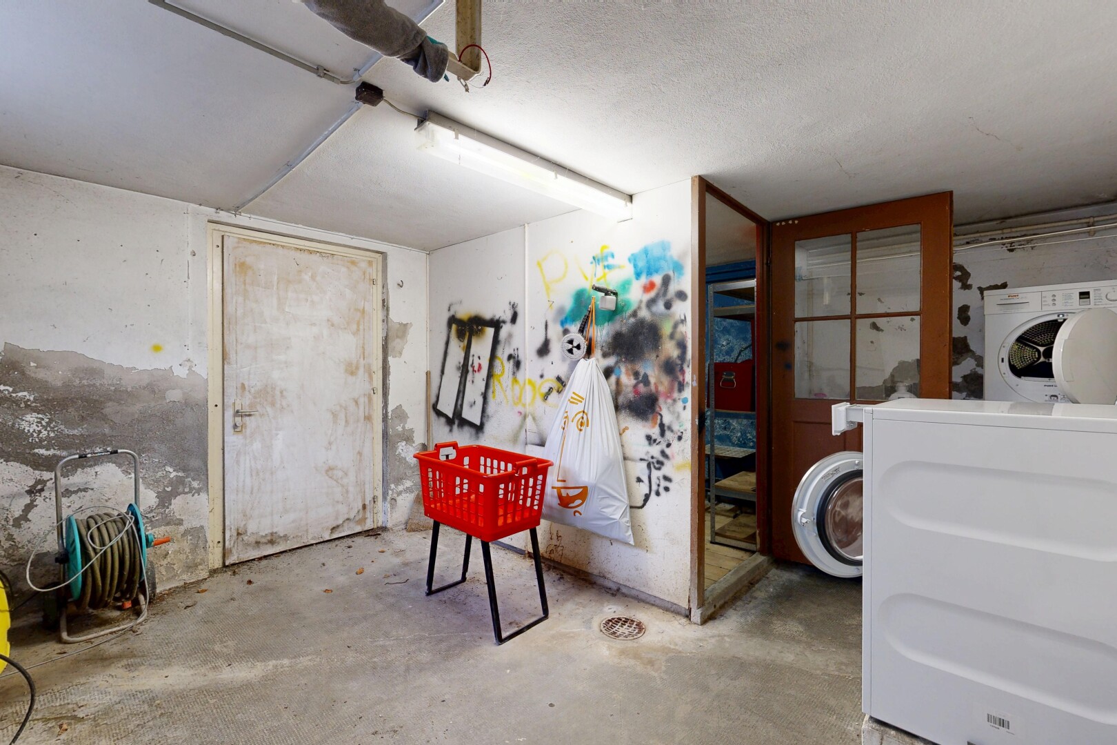 espace intérieur avec unfinished concrete floor, sol en béton, concrete floor, inside property, et lave-linge et sèche-linge