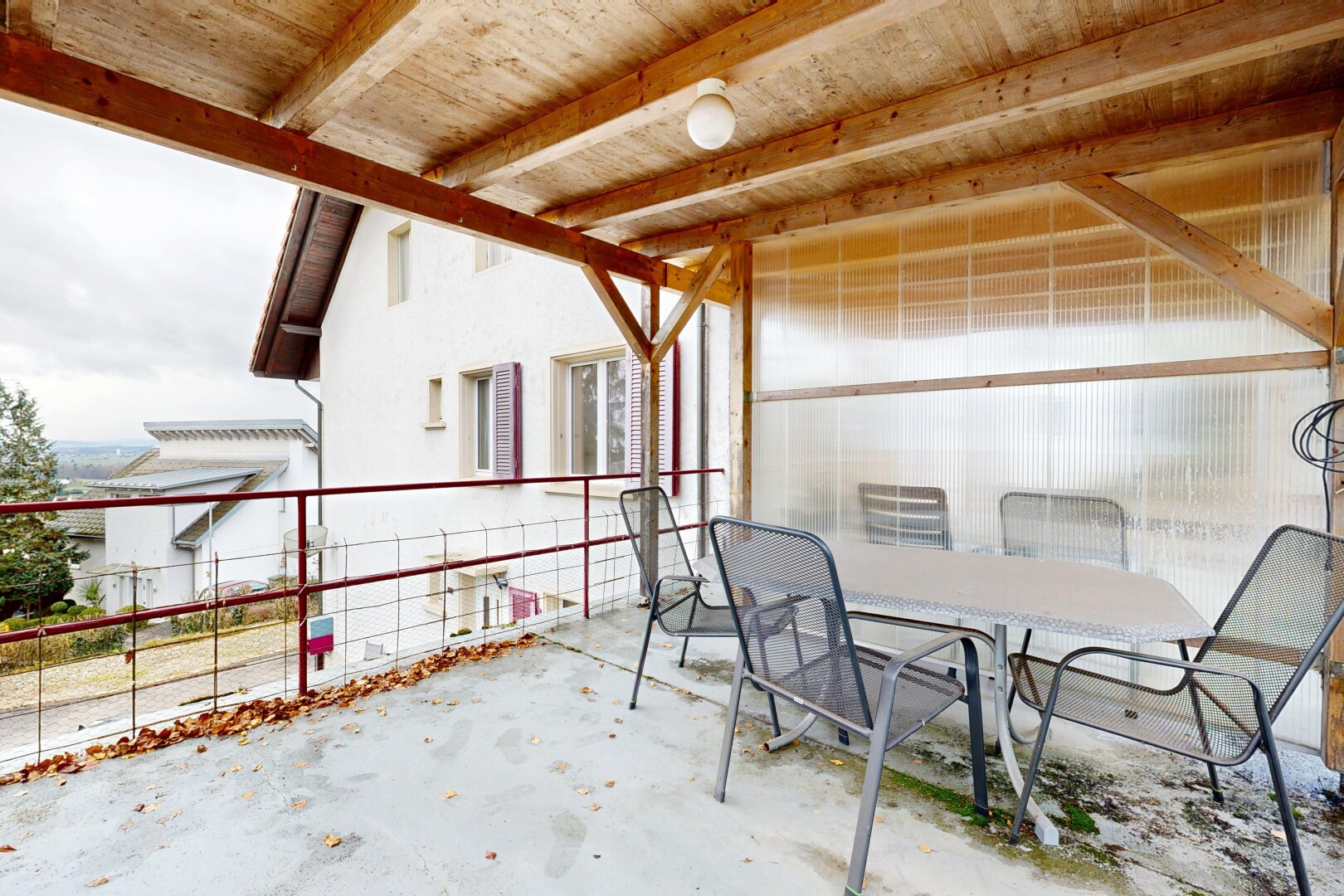 terrasse avec clôture, overcast, property visible, et coin repas extérieur