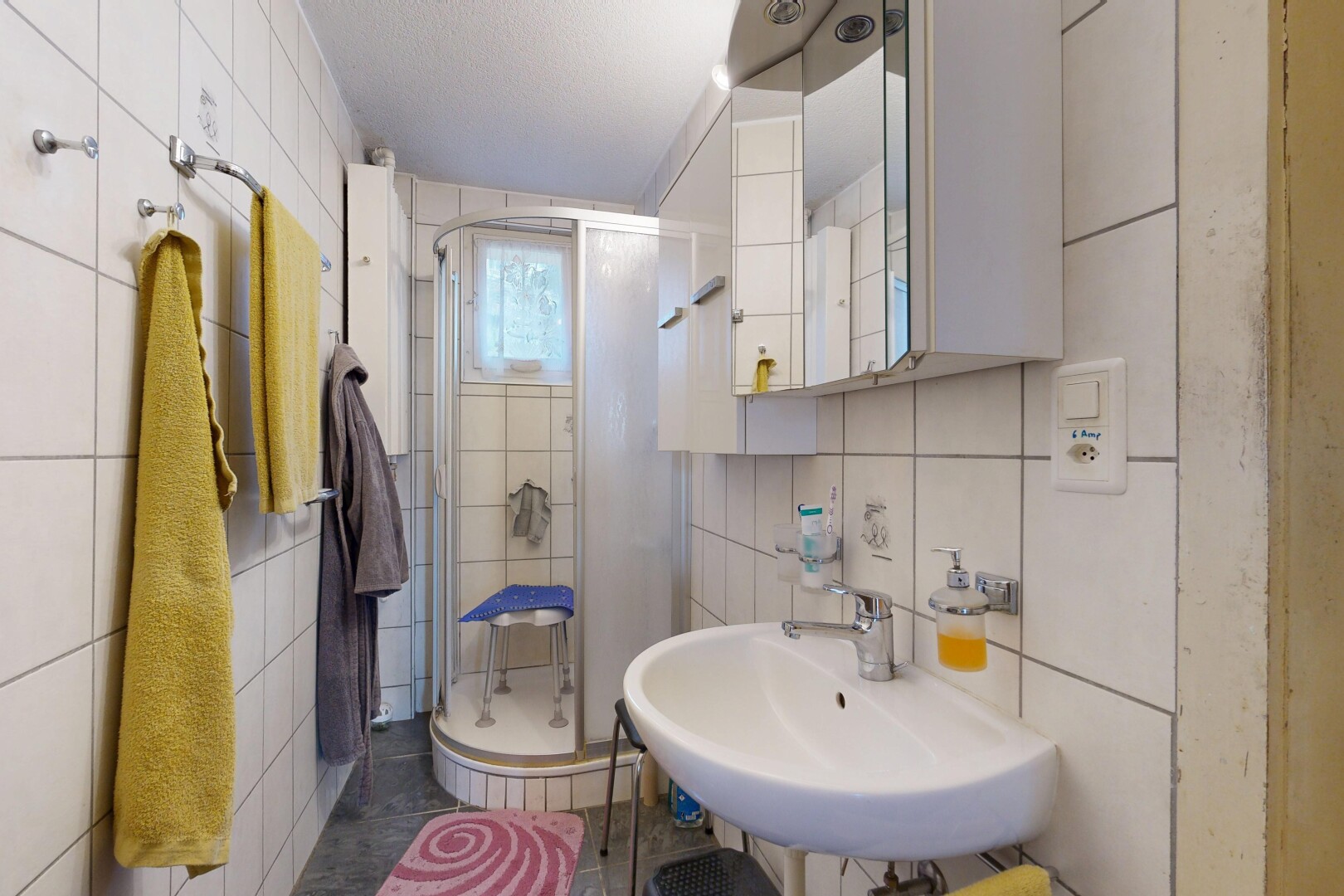 salle de bains avec tile wall, mur en carrelage, miroir, salle de bain complète, et inside property