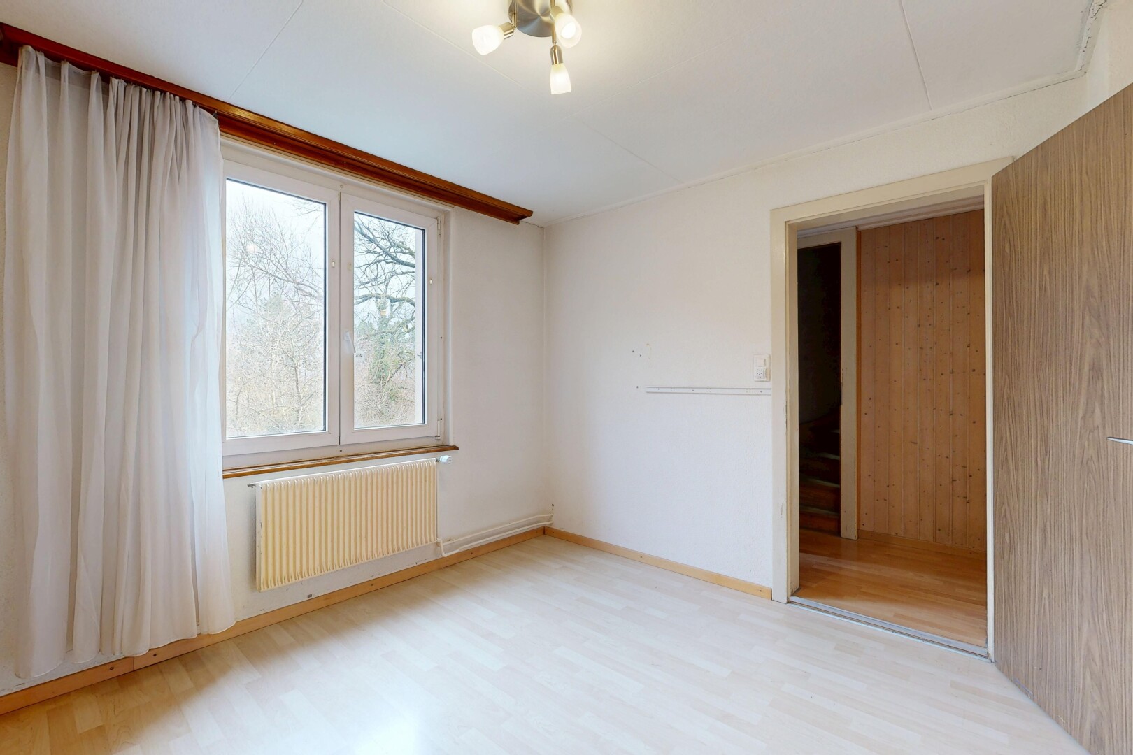 pièce vide avec natural light, lumière naturelle, inside property, radiateur, et drywall