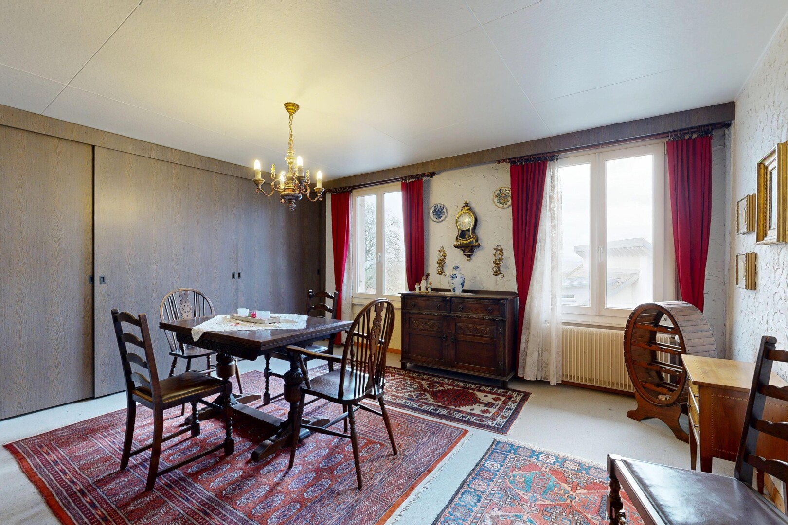 salle à manger avec inside property, natural light, lumière naturelle, lustre remarquable, et radiateur