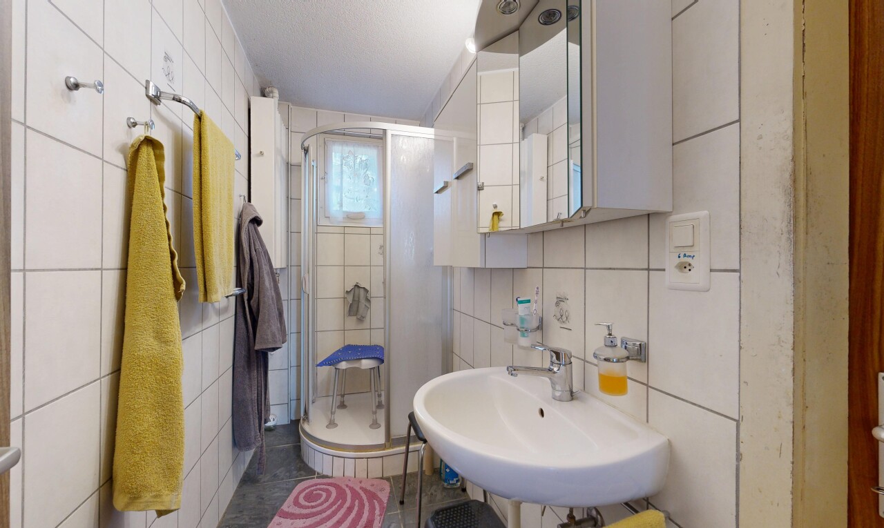 salle de bains avec tile wall, mur en carrelage, miroir, salle de bain complète, et inside property