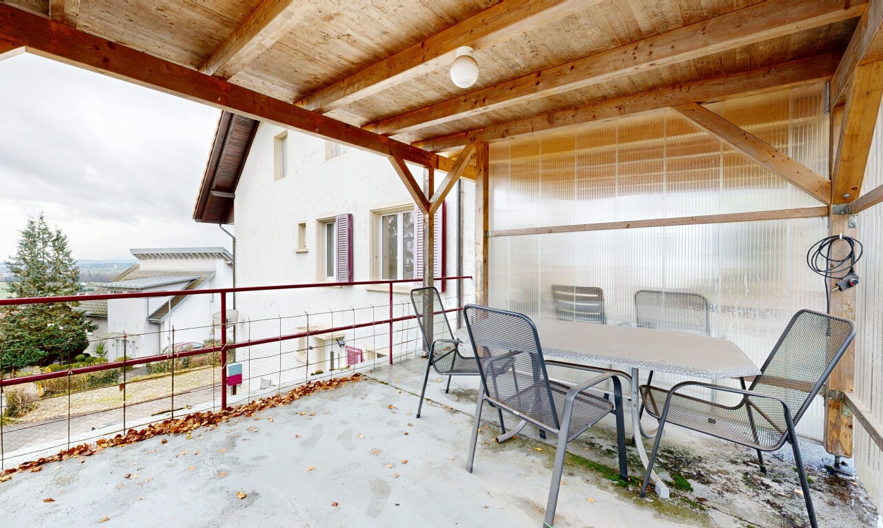 terrasse avec clôture, overcast, property visible, et coin repas extérieur