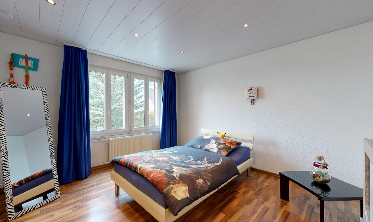 chambre avec radiateur, wood finish floor, sol en finition bois, natural light, et lumière naturelle