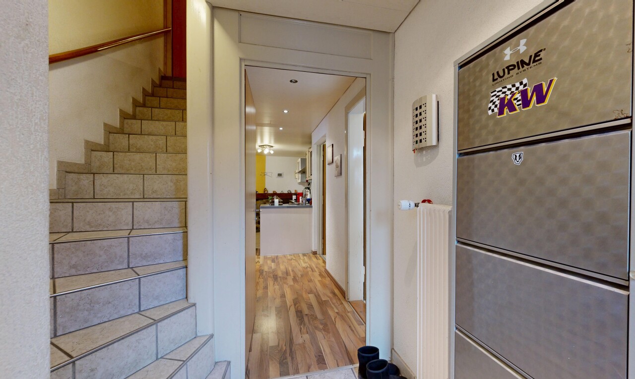 couloir avec inside property, escaliers, sol en finition bois, wood finish floor, et cloison sèche