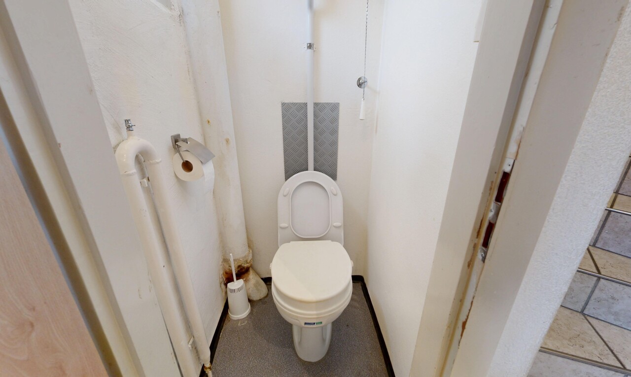 salle de bains avec toilette, inside property, cabinet de toilette, drywall, et cloison sèche