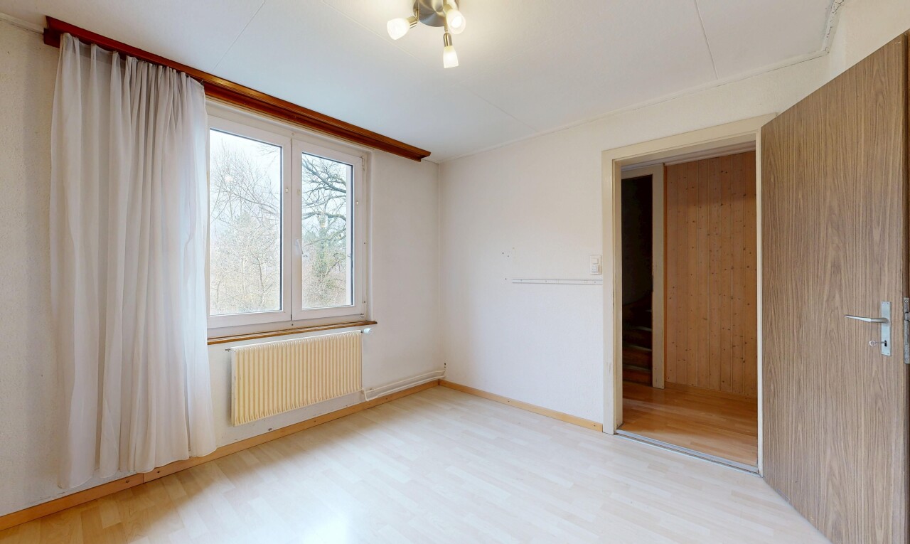 pièce vide avec natural light, lumière naturelle, inside property, radiateur, et drywall