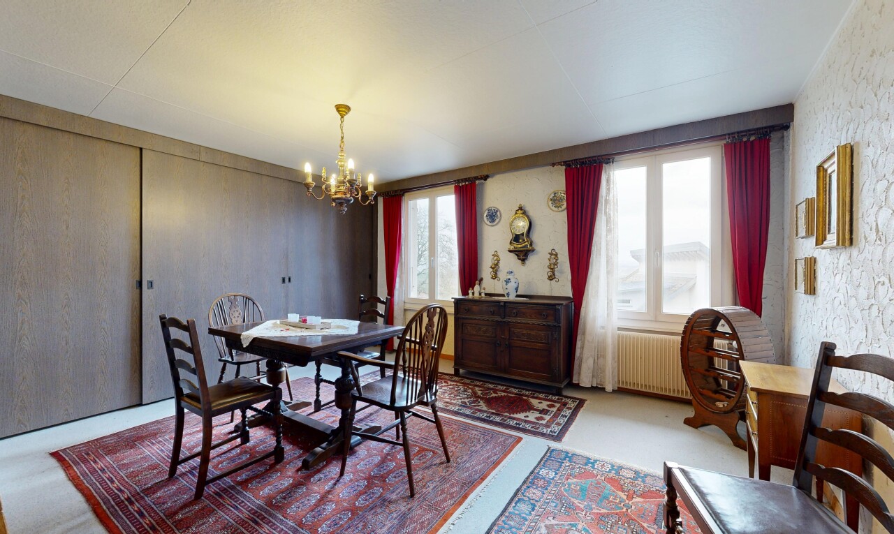 salle à manger avec inside property, natural light, lumière naturelle, lustre remarquable, et radiateur