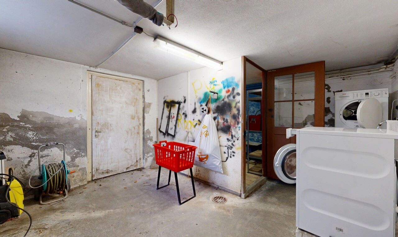 espace intérieur avec unfinished concrete floor, sol en béton, concrete floor, inside property, et lave-linge et sèche-linge
