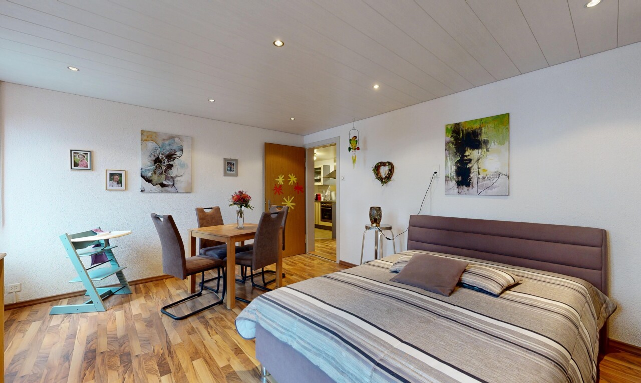 chambre avec sol en finition bois, wood finish floor, inside property, éclairage encastré, et recessed lighting