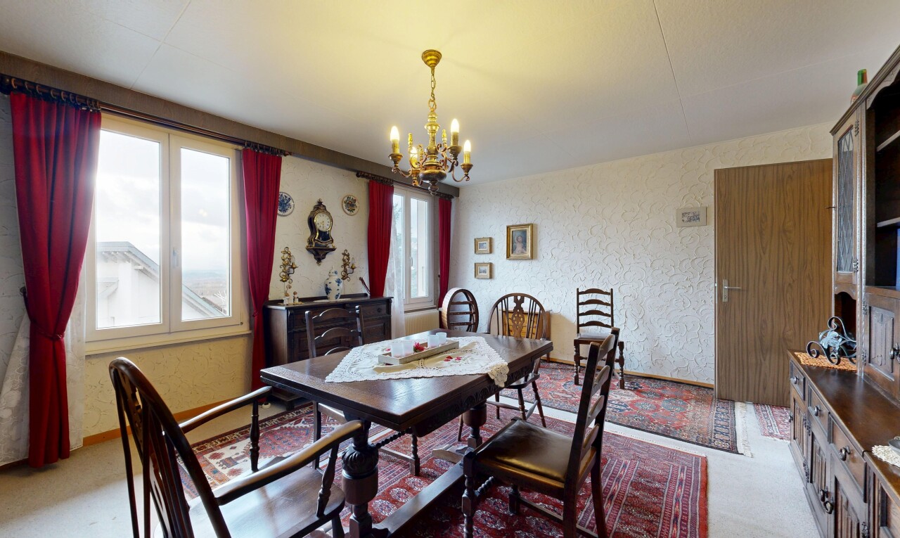 salle à manger avec inside property, natural light, lumière naturelle, lustre remarquable, et textured wall
