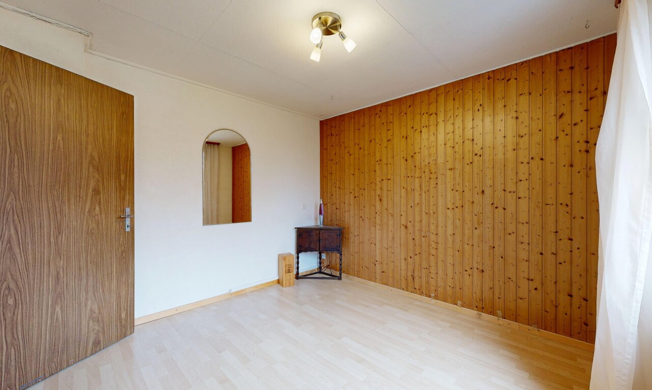 pièce vide avec mur en bois, wood wall, mur d'accent, accent wall, et cloison sèche