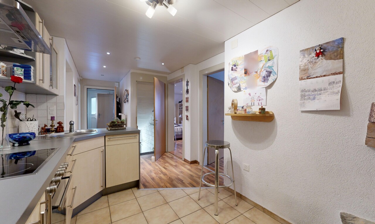 cuisine avec étagères ouvertes, tile floor, sol en carrelage, inside property, et hotte