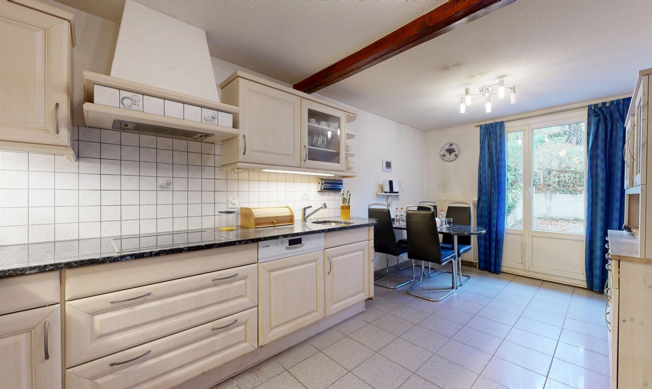 cuisine avec hotte, backsplash, dosseret, natural light, et lumière naturelle