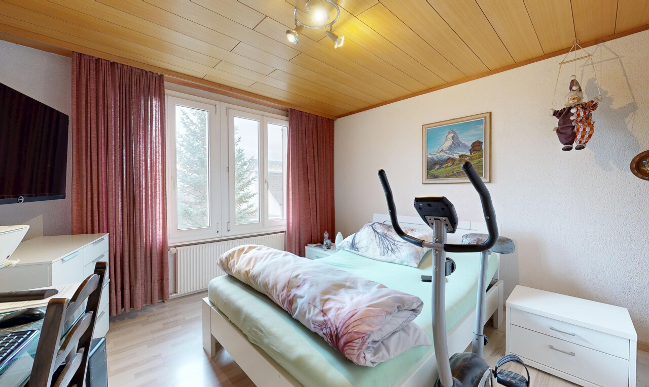 chambre avec radiateur, wood ceiling, plafond en bois, natural light, et lumière naturelle