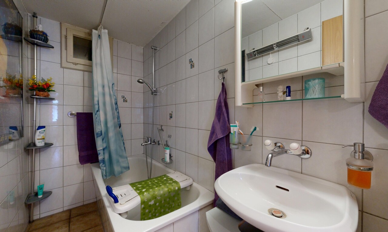salle de bains avec mur en carrelage, tile wall, inside property, salle de bain complète, et évier
