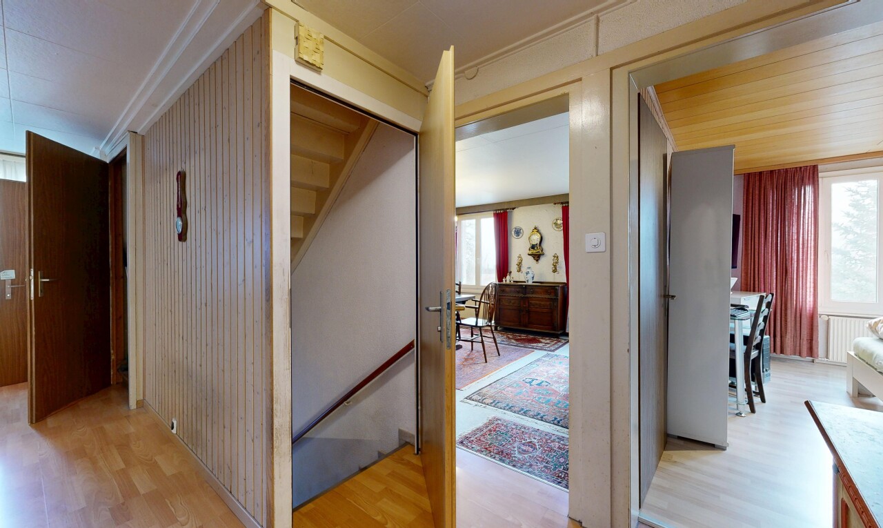 couloir avec wood finish floor, sol en finition bois, inside property, palier à l'étage, et natural light