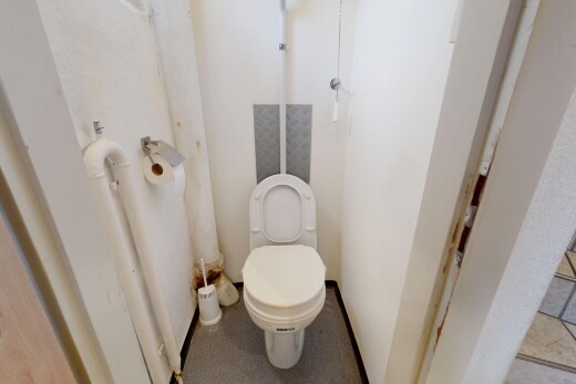 salle de bains avec toilette, inside property, cabinet de toilette, drywall, et cloison sèche