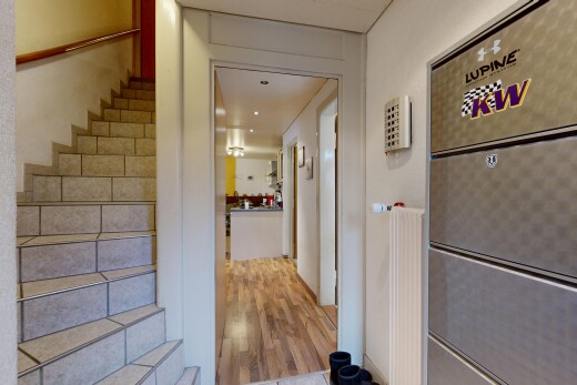 couloir avec inside property, escaliers, sol en finition bois, wood finish floor, et cloison sèche