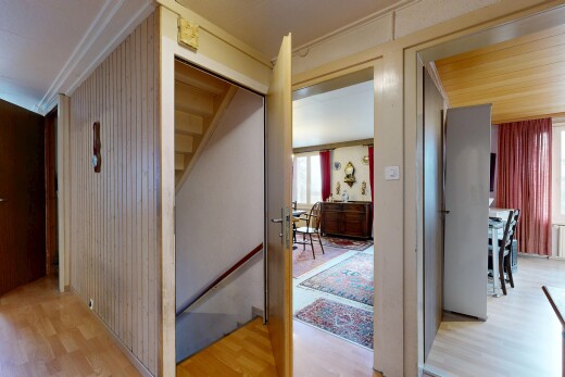couloir avec wood finish floor, sol en finition bois, inside property, palier à l'étage, et natural light