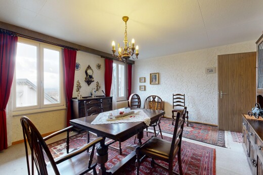 salle à manger avec inside property, natural light, lumière naturelle, lustre remarquable, et textured wall