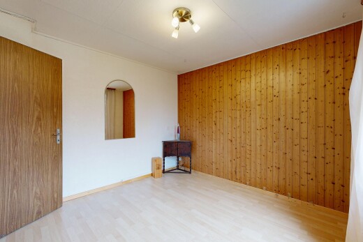 pièce vide avec mur en bois, wood wall, mur d'accent, accent wall, et cloison sèche