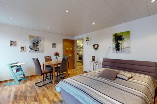 chambre avec sol en finition bois, wood finish floor, inside property, éclairage encastré, et recessed lighting